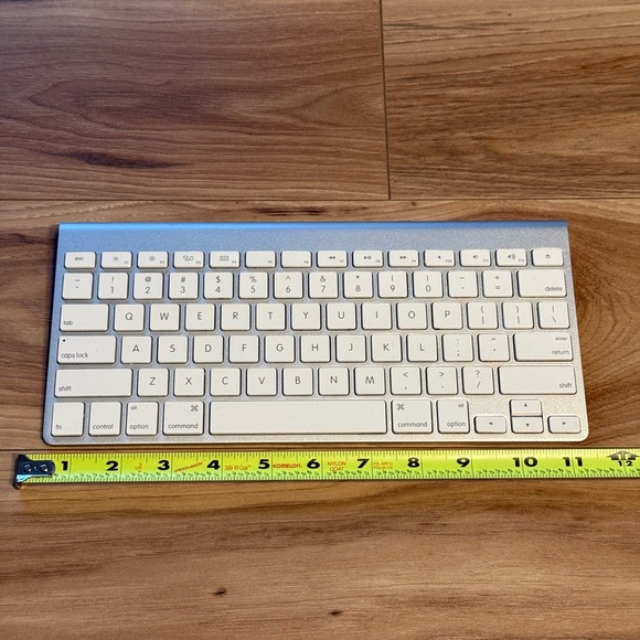 Apple Silver Wireless Keyboard - Picture 7 of 8